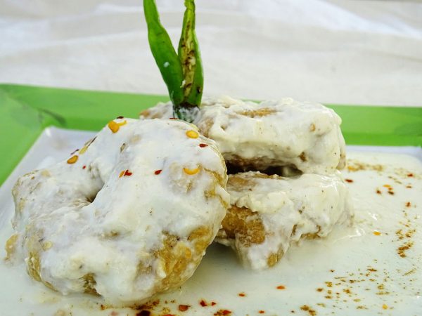 1024px-Dahi_Vada_or_Dahi_Bhalla