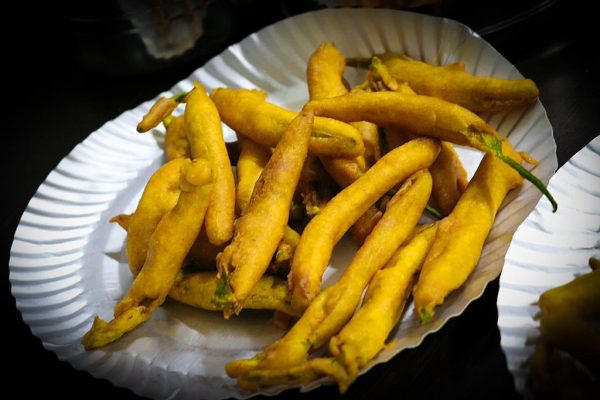 1024px-Mirchi_Bada_Mirchi_bajji